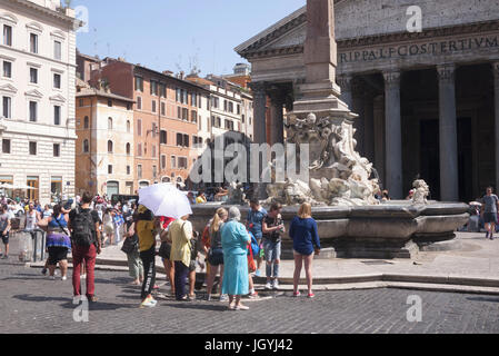 Rome, Italie, 2017- touristes arounf Pantheon Banque D'Images