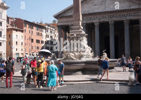 Rome, Italie, 2017- touristes arounf Pantheon Banque D'Images