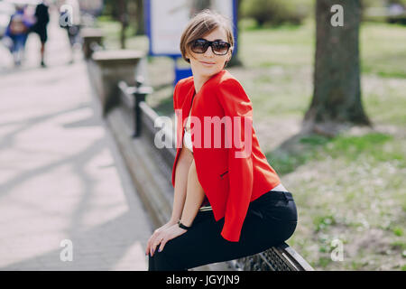 Jeune brunette spectaculaire à la mode à l'extérieur et en bonne santé Banque D'Images