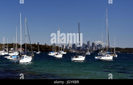 Le port de Sydney et Sydney vue sur la ville de Watsons Bay en hiver (Sydney NSW Australie). Yachts amarrés dans la baie. Banque D'Images