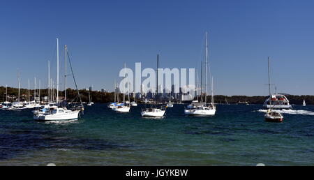 Le port de Sydney et Sydney vue sur la ville de Watsons Bay en hiver (Sydney NSW Australie). Yachts amarrés dans la baie. Banque D'Images