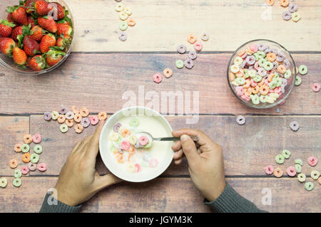 Petit-déjeuner yaourt avec des céréales et des fraises sur table en bois le matin Banque D'Images