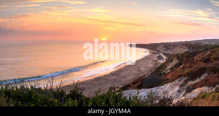 Coucher de soleil sur la plus au sud fin de Crystal Cove Beach, Californie du Sud en été Banque D'Images