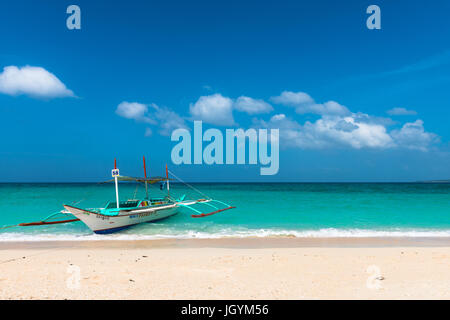 BORACAY, PHILIPPINES, WESTERN VISAYAS - janvier 14, 2015 : Un seul bateau traditionnel qui n'a d'une île à l'autre dans la belle plage de Puka, Boracay. Banque D'Images