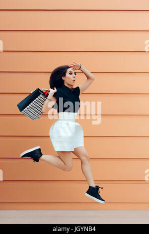 Surpris woman with shopping bags en été saison vente Banque D'Images