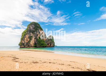 Ko Rang Nok rocky mountain dans la mer d'Andaman, Thaïlande Banque D'Images