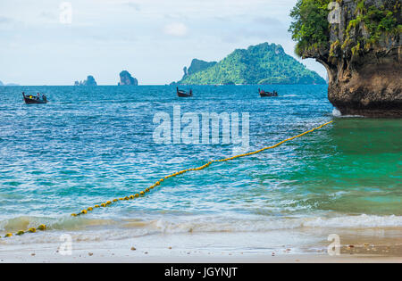 Trois bateaux thaïlandais en bois une longue queue dans la mer de la côte d'amarrage Banque D'Images