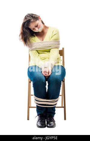 Fatigué de dormir sur un tabouret en otage liés par des cordes sur un fond blanc Banque D'Images