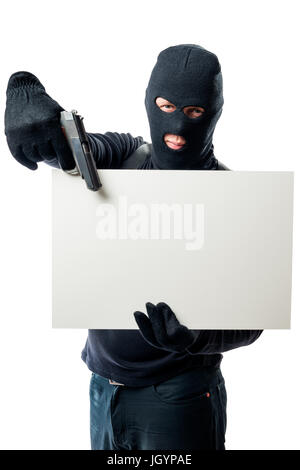 Poster dans les mains d'un criminel dans un masque noir avec une arme à feu sur un fond blanc Banque D'Images