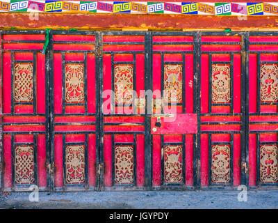 Porte de style traditionnel tibétain dans le Sichuan, Chine Banque D'Images