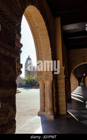 Vue de la Stanford University's Hoover Tower à partir de l'entrée principale de l'église mémorial, Palo Alto, Californie. Banque D'Images