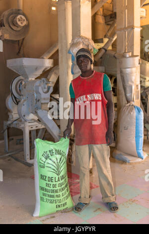 Usine de traitement du riz et d'emballage. Le Sénégal. Banque D'Images