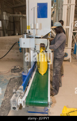 Usine de traitement du riz et d'emballage. Le Sénégal. Banque D'Images