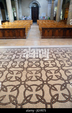 Basilique Saint-Martin d'Ainay. Vieux plancher mosaïques. Lyon. La France. Banque D'Images