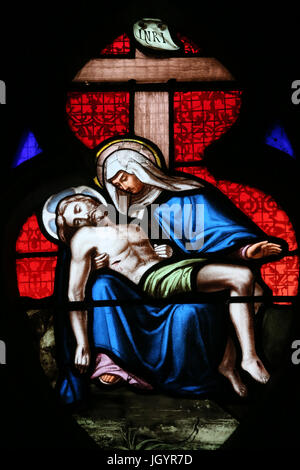 L'église St Paul. Vitrail. Le Pietˆ représentant la Vierge Marie berçant le corps mort de Jésus. Lyon. La France. Banque D'Images