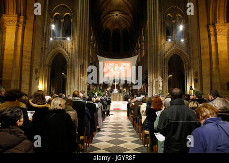 La Nuit des TŽmoins, veillée pour les martyrs chrétiens d'aujourd'hui, dans la cathédrale Notre Dame, Paris. La France. Banque D'Images