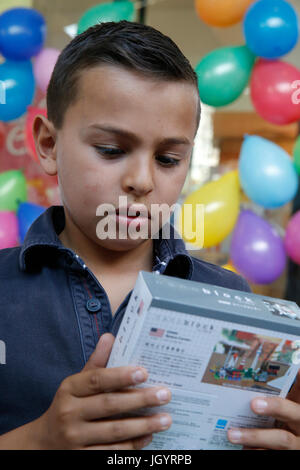 Garçon de 10 ans recevant un cadeau d'anniversaire. La France. Banque D'Images