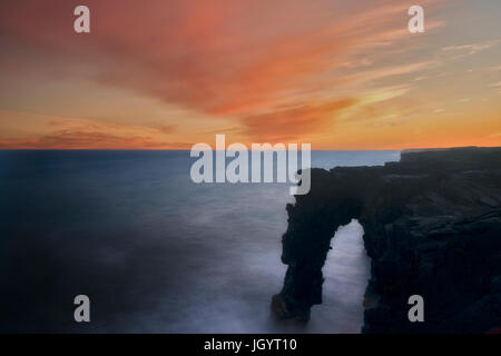 Coucher du soleil en mer Arch. Hawaii Volcanoes National Park, Virginia Island Banque D'Images