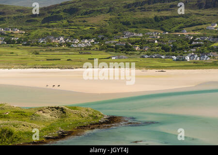 Trois chevaux et cavaliers traversant la plage de comté de Donegal Irlande Dunfanaghy Banque D'Images