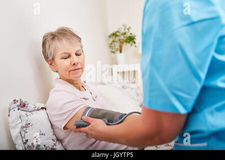 Le contrôle de la pression artérielle de hauts femme avec l'hypertension Banque D'Images