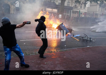 Black Bloks provoquer de violentes émeutes à Hambourg (Allemagne) pour protester contre le sommet du G20 Banque D'Images