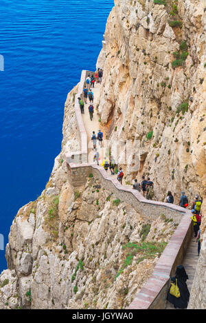 Grotta di Nettuno Sardaigne, les touristes de responsable pour l'entrée de la Grotta di Nettuno près de Alghero par voie de l'étape 654 escalier à flanc de falaise,Sardaigne. Banque D'Images