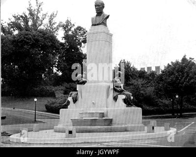 Sur North Charles Street en face de l'herbacé 'Beach' et porte à l'Est de l'Université Johns Hopkins, un grand monument de la sculpture et offerte à la ville de Baltimore par la Municipal Art Society, avec deux statues assis sur l'une ou l'autre extrémité de la base du monument avec un buste d'homme en haut, avec lumière campus postes et qui la bordent, Baltimore, Maryland, 1900. Banque D'Images