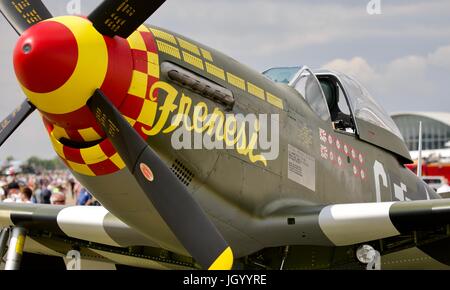 North American P-51D Mustang "Frenesi" en exposition statique à l'Flying Legends show aérien. Banque D'Images