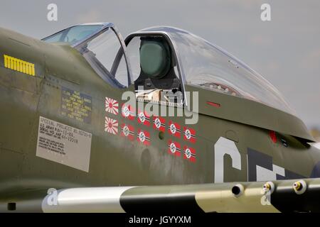 North American P-51D Mustang "Frenesi" en exposition statique à l'Flying Legends show aérien. Banque D'Images