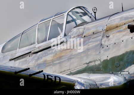 Curtiss-Wright P.40 Warhawk Flying Legends à l'Air Show Banque D'Images