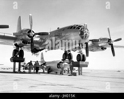 La troisième X-1 (46-064), connu sous le nom de 'Queenie', est accouplé à l'EB-50A (46- 006) à la base d'Edwards, en Californie. À la suite d'un vol captif le 9 novembre 1951, les deux avions ont été détruits par le feu pendant le ravitaillement en carburant. Banque D'Images