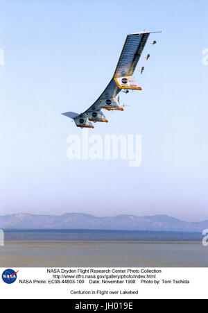 Le Centurion aile volante piloté à distance lors d'un vol d'essai au début de la matinée le Rogers Dry Lake à côté de la NASA Dryden Flight Research Center, Edwards, Californie. Le vol a été l'un des premiers éléments d'une batterie à faible altitude, de vols effectués à la fin de 1998..Centurion était un unique piloté à distance, l'avion solaire mis au point en vertu de l'aéronef de recherche de la NASA et le capteur (ERAST) Programme au Dryden Flight Research Center, Edwards, Californie. Dryden a rejoint avec AeroVironment, Inc., Monrovia, Californie, en vertu d'un commun accord de recherche parrainé par ERAST Banque D'Images