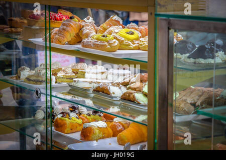 Pâtisserie à Naples, avec de délicieux desserts napolitaines traditionnelles Banque D'Images