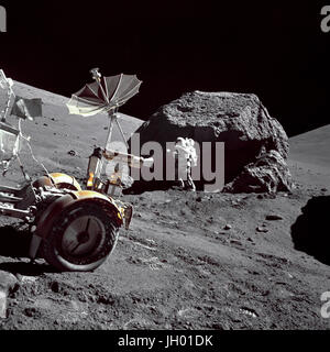 Schmitt à côté de Big Boulder. Geologist-Astronaut Harrison H. Schmitt est photographié à côté d'un énorme rocher fendu, à la Station 6 sur la base de l'Amérique en pente massif au cours de la troisième Apollo 17 activité extravéhiculaire (EVA-3) à l'emplacement d'atterrissage Taurus-Littrow. L 'Rover' Rover lunaire (LRV) est dans le premier plan à gauche. Schmitt est le pilote du module lunaire Apollo 17. Cette photo a été prise par le commandant Eugene A. Cernan. Photographe : NASA Eugene A. Cernan Banque D'Images