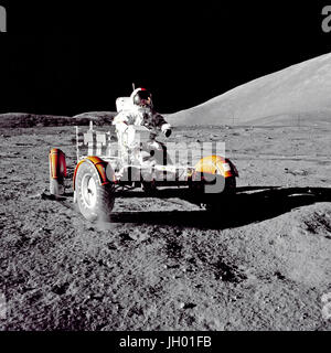 L'astronaute Eugene A. Cernan, commandant de la mission Apollo 17, fait une courte commander du Rover lunaire au cours de la première partie de la première Apollo 17 activité extravéhiculaire (EVA-1) à l'emplacement d'atterrissage Taurus-Littrow. Cette vue de la "Rover" est déclenché avant l'loadup. Cette photographie a été prise par Geologist-Astronaut Harrison H. Schmitt, pilote du module lunaire. La montagne dans l'arrière-plan droit, est l'extrémité est du Massif du Sud. Photographe : Harrison H. Schmitt/NASA Banque D'Images