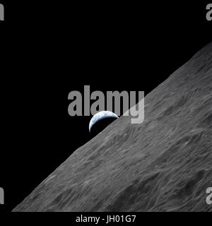 Le croissant lunaire de la Terre s'élève au-dessus de l'horizon dans ce spectaculaire photographie prise du vaisseau Apollo 17 en orbite lunaire pendant l'atterrissage lunaire final mission dans le programme Apollo. Photo de la NASA Banque D'Images
