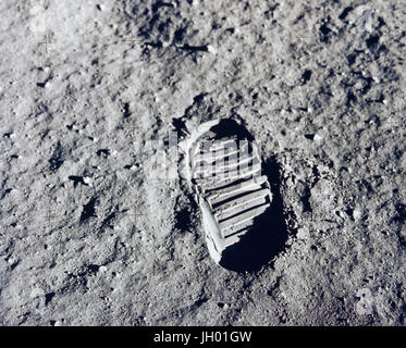 L'une des premières mesures prises sur la Lune, c'est une image de bootprint du Buzz Aldrin de la mission Apollo 11. Neil Armstrong et Buzz Aldrin marchaient sur la lune le 20 juillet 1969. Banque D'Images