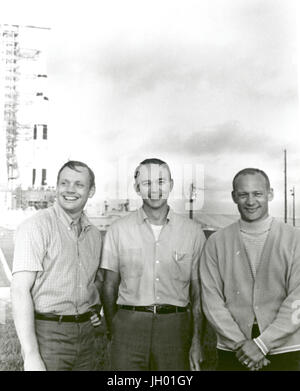 Titre.Apollo 11 astronautes et Apollo/Saturn V véhicule spatial. Apollo 11 de la NASA, l'équipage de Neil A. Armstrong, commandant ; Michael Collins, pilote du module de commande ; et Buzz Aldrin, pilote du module lunaire Apollo/se tenir près de la Saturn V véhicule spatial qui serait éventuellement les transporter dans l'espace sur juillet 16,1969. Photographe : NASA Banque D'Images