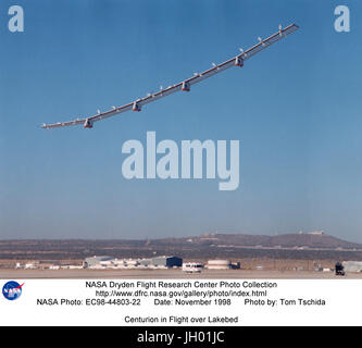 Le Centurion aile volante piloté à distance lors d'un vol d'essai au début de la matinée le Rogers Dry Lake à côté de la NASA Dryden Flight Research Center, Edwards, Californie. Le vol a été l'un des premiers éléments d'une batterie à faible altitude, de vols effectués à la fin de 1998..Centurion était un unique piloté à distance, l'avion solaire mis au point en vertu de l'aéronef de recherche de la NASA et le capteur (ERAST) Programme au Dryden Flight Research Center, Edwards, Californie. Dryden a rejoint avec AeroVironment, Inc., Monrovia, Californie, en vertu d'un commun accord de recherche parrainé par ERAST Banque D'Images