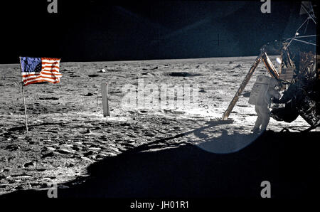 L'astronaute Neil A. Armstrong, commandant de la mission Apollo 11, à l'ensemble de stockage de l'équipement modulaire (MESA) du module lunaire "Eagle" sur l'historique première activité extravéhiculaire (EVA) sur la surface lunaire. L'astronaute Edwin E. Aldrin Jr. a pris la photo avec un appareil photo Hasselblad 70mm. La plupart des photos de la mission Apollo 11 Buzz Aldrin. C'est l'un des rares qui montrent Neil Armstrong (certaines de ces sont floues). Photographe : Edwin E. Aldrin Jr. / NASA Banque D'Images