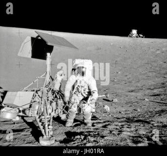 Charles Conrad Jr., commandant de la mission Apollo 12, examine l'engin spatial non habité Surveyor III pendant la seconde activité extravéhiculaire (EVA-2). Le Module lunaire (LM) 'Intrepid' est dans l'arrière-plan droit. Cette photo a été prise par l'astronaute Alan Bean L., pilote du module lunaire. L 'Intrepid' s'est posé sur la Lune's Ocean des tempêtes à seulement 600 pieds de Surveyor III. La caméra de télévision et plusieurs autres composants ont été prises à partir de Surveyor III et ramenés à terre pour l'analyse scientifique. Surveyor III soft à l'atterrissage sur la lune le 19 avril 1967. Photographe : NASA / Alan Bean L. Banque D'Images