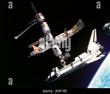 Atlantis amarrée à Mir.Description complète.Ce point de vue de la navette spatiale Atlantis toujours connecté à la station spatiale Mir a été photographié par l'équipage de Mir-19 le 4 juillet 1995. Les cosmonautes Anatoly Solovyev Y. et M. Nikolai Budarin, Mir-19 Commandant et ingénieur de vol, respectivement, les Soyouz temporairement déconnecté de l'ensemble des éléments Mir pour effectuer un bref survol autour. Ils ont pris des photos alors que l'équipage de STS-71, avec Mir-18 de trois membres d'équipage à bord, de la station d'Atlantis pour l'achèvement de cette étape des activités conjointes. Solovyev et Budarin avait été a roulé jusqu'à la station Mir Sp Banque D'Images