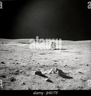 APOLLO 14 sur EVA. L'astronaute Edgar D. Mitchell, pilote du module lunaire, photographié cette vue panoramique montrant d'autres lune-explorer l'astronaute Alan B. Shepard, Jr., commandant de la mission Apollo 14, et le module lunaire (LM). Un petit groupe de rochers et un peu d'impressions effectuées par le lunar pour chaussures de Mitchell sont au premier plan. Mitchell était debout dans le champ de blocs, situé à North by Northwest du LM, lorsqu'il a pris cette photo pendant la deuxième Apollo 14 activité extravéhiculaire (EVA-2), le 6 février 1971. Alors que l'astronaute Stuart A. Roosa, pilote du module de commande, est resté avec la commande un Banque D'Images