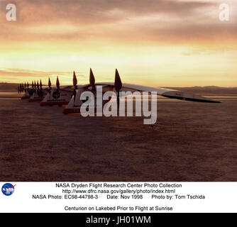 Le Centurion aile volante piloté à distance lors d'un vol d'essai au début de la matinée le Rogers Dry Lake à côté de la NASA Dryden Flight Research Center, Edwards, Californie. Le vol a été l'un des premiers éléments d'une batterie à faible altitude, de vols effectués à la fin de 1998..Centurion était un unique piloté à distance, l'avion solaire mis au point en vertu de l'aéronef de recherche de la NASA et le capteur (ERAST) Programme au Dryden Flight Research Center, Edwards, Californie. Dryden a rejoint avec AeroVironment, Inc., Monrovia, Californie, en vertu d'un commun accord de recherche parrainé par ERAST Banque D'Images