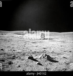 L'astronaute Edgar D. Mitchell, pilote du module lunaire, photographié cette vue panoramique montrant d'autres lune-explorer l'astronaute Alan B. Shepard, Jr., commandant de la mission Apollo 14, et le module lunaire (LM). Un petit groupe de rochers et un peu d'impressions effectuées par le lunar pour chaussures de Mitchell sont au premier plan. Mitchell était debout dans le champ de blocs, situé à North by Northwest du LM, lorsqu'il a pris cette photo pendant la deuxième Apollo 14 activité extravéhiculaire (EVA-2), le 6 février 1971. Alors que l'astronaute Stuart A. Roosa, pilote du module de commande, est restée avec la commande et modules de service (C Banque D'Images