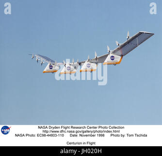 Le Centurion aile volante piloté à distance lors d'un vol d'essai au début de la matinée le Rogers Dry Lake à côté de la NASA Dryden Flight Research Center, Edwards, Californie. Le vol a été l'un des premiers éléments d'une batterie à faible altitude, de vols effectués à la fin de 1998..Centurion était un unique piloté à distance, l'avion solaire mis au point en vertu de l'aéronef de recherche de la NASA et le capteur (ERAST) Programme au Dryden Flight Research Center, Edwards, Californie. Dryden a rejoint avec AeroVironment, Inc., Monrovia, Californie, dans le cadre d'une recherche conjointe ERAST Banque D'Images