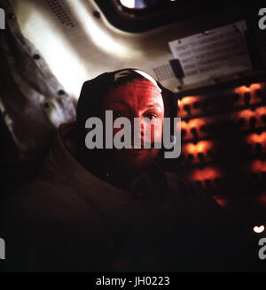 Cette photographie de l'astronaute Neil A. Armstrong, commandant d'Apollo 11, a été prise à l'intérieur du module lunaire (LM) tandis que le LM reposait sur la surface lunaire. Les astronautes Armstrong et Edwin E. Aldrin, Jr, pilote du module lunaire, avaient déjà terminé leur activité extravéhiculaire (EVA) quand cette photo a été prise. L'astronaute Michael Collins, pilote du module de commande, est restée avec la commande et modules de service (CSM) dans l'orbite lunaire tandis qu'Armstrong et Aldrin ont exploré la surface de la Lune. Photo de la NASA Banque D'Images
