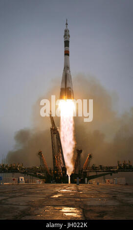 Le Soyouz TMA-14 lance depuis le cosmodrome de Baïkonour au Kazakhstan le jeudi 26 mars 2009, l'accomplissement de la mission Expedition 19 I. Le commandant Gennady Padalka, mécanicien de Michael R. Barratt et vols habités de Charles Simonyi participant à la Station spatiale internationale. Image Crédit : NASA/Bill Ingalls Banque D'Images