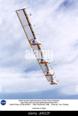 Le Centurion aile volante piloté à distance lors d'un vol d'essai au début de la matinée le Rogers Dry Lake à côté de la NASA Dryden Flight Research Center, Edwards, Californie. Le vol a été l'un des premiers éléments d'une batterie à faible altitude, de vols effectués à la fin de 1998..Centurion était un unique piloté à distance, l'avion solaire mis au point en vertu de l'aéronef de recherche de la NASA et le capteur (ERAST) Programme au Dryden Flight Research Center, Edwards, Californie. Banque D'Images