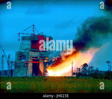 La fumée et les flammes de l'immense belch S-1C test stand comme la première phase booster de l'espace Apollo/Saturn V est statique véhicule tiré au NASA Mississippi Test Facility (MTF), actuellement appelé Stennis Space Center. L'énorme fusée 138 mètres de long avait cinq moteurs qui développent des 7,5 millions de livres de poussée et a lancé le 363 mètres de long Saturne V jusqu'à une hauteur de 40 kilomètres à une vitesse de 6 000 miles par heure. La première étape a été construit par la société Boeing à l'usine de montage de la NASA Michoud à la Nouvelle Orléans, Louisiane, sous la direction de Marshall Space Flight Center. Banque D'Images